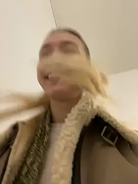 Lia  Love online show from October 15, 2025, 12:35 pm