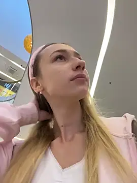 Lia  Love online show from November 3, 2025, 12:20 pm