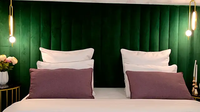 milaleoneli online show from April 15, 2026, 2:43 pm