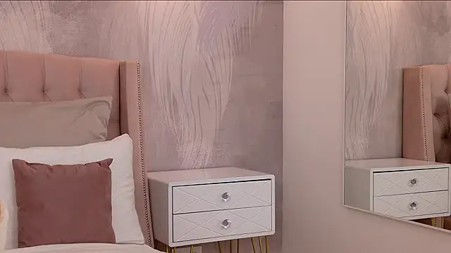 milaleoneli online show from March 9, 2026, 3:04 pm