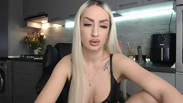 queenzoora online show from March 18, 2026, 5:25 pm