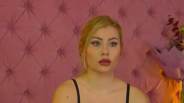 Snapshot of MisshaNight chatting on October 19, 2025, 4:04 am MisshaNight online show from October 19, 2025, 4:04 am