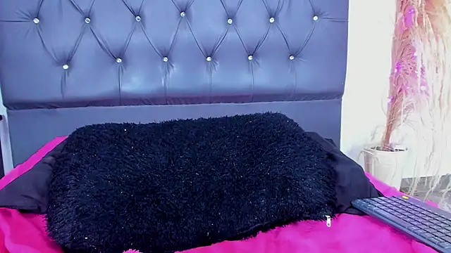 Miaelliee online show from December 25, 2024, 12:48 am