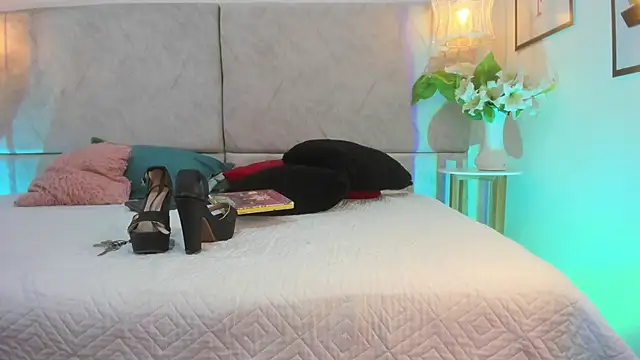 naomiii   online show from February 21, 2026, 11:45 am