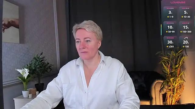 Nika Smit online show from April 19, 2026, 6:36 am