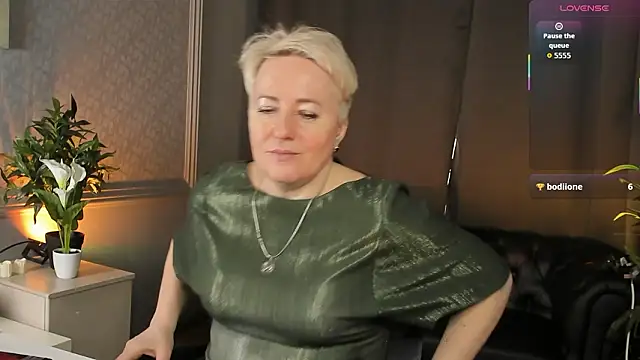 Nika Smit online show from February 15, 2026, 7:51 am