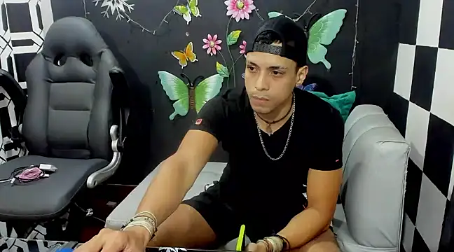 Snapshot of MikeRose94 chatting on February 9, 2025, 7:41 pm MikeRose94 online show from February 9, 2025, 7:41 pm