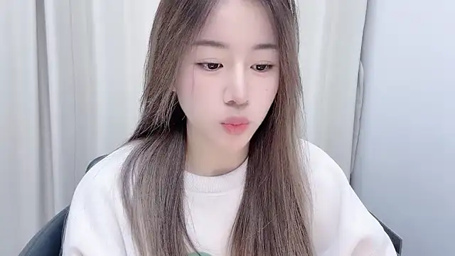 chloe-01 online show from December 14, 2024, 12:22 pm