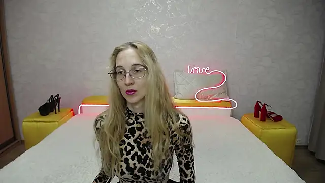 KlaryBrait online show from November 23, 2025, 3:38 am