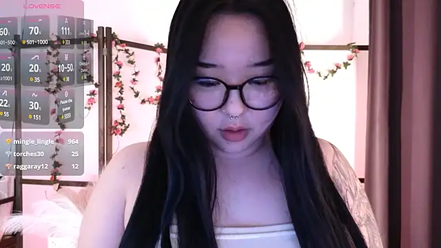 Snapshot of mei_honey_ chatting on March 1, 2025, 5:49 pm mei honey  online show from March 1, 2025, 5:49 pm