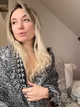 carlaaa online show from November 6, 2025, 7:51 pm