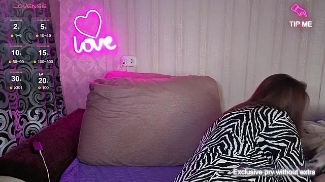 KellyCrystall online show from November 6, 2025, 3:21 am