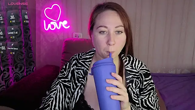 KellyCrystall online show from November 8, 2025, 6:50 am