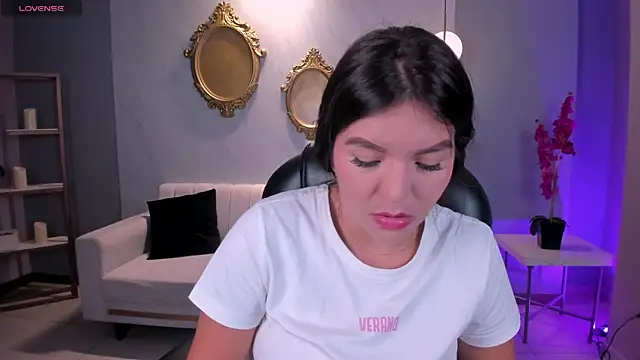 ValeriaRoldanX online show from April 15, 2026, 10:21 am