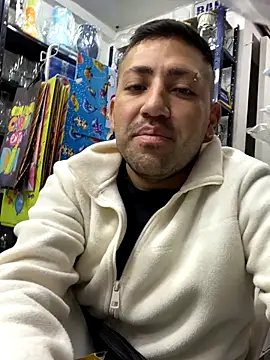 JuanZapata33 online show from November 5, 2025, 10:13 pm