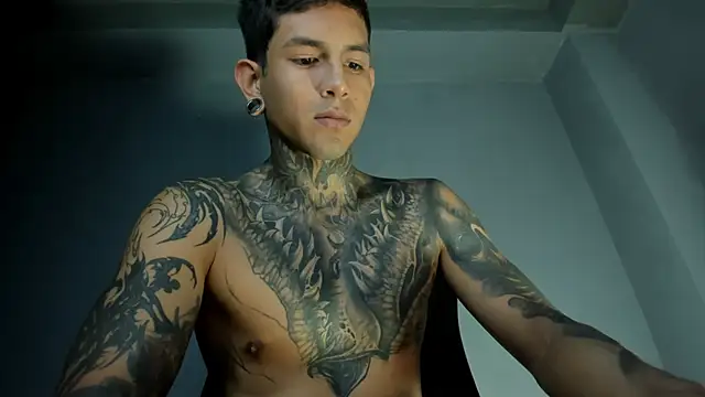 Travistanner 28 online show from April 19, 2026, 6:43 pm