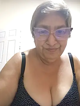 florecita69 online show from May 3, 2026, 8:45 pm