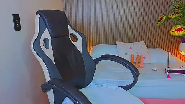 angelica dymond online show from February 7, 2026, 12:35 pm