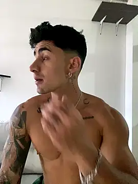 Snapshot of Danifornari chatting on October 29, 2025, 8:19 pm Danifornari online show from October 29, 2025, 8:19 pm