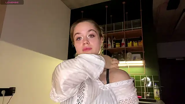 Snapshot of Celeste_Glow chatting on February 21, 2025, 11:21 pm Celeste Glow online show from February 21, 2025, 11:21 pm