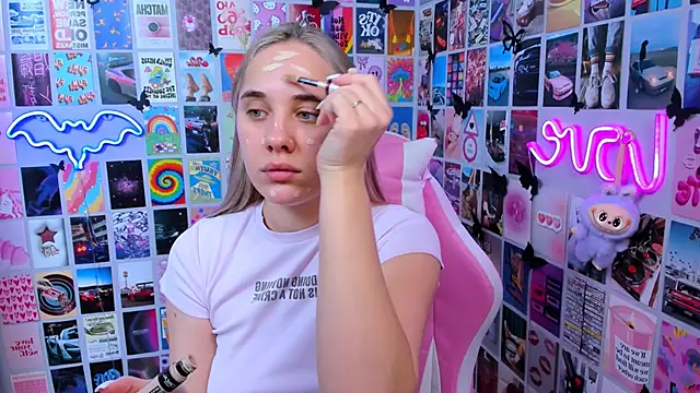 MiaMilas online show from December 17, 2025, 11:37 am