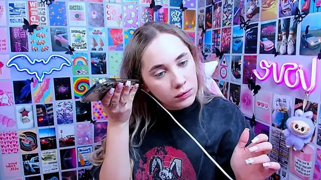 MiaMilas online show from March 19, 2026, 3:45 pm