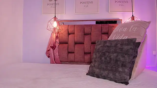 kristakinnky online show from April 2, 2026, 12:01 pm