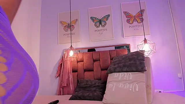 kristakinnky online show from April 16, 2026, 12:06 pm