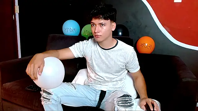 LiamEvans 0 online show from March 11, 2025, 12:50 pm