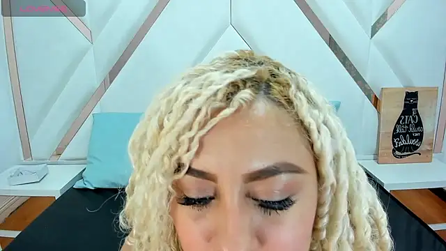 Lucy White   online show from November 29, 2025, 8:09 pm