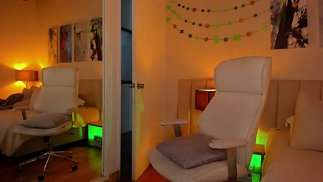 Snapshot of DaniRousse chatting on March 17, 2025, 12:32 am DaniRousse online show from March 17, 2025, 12:32 am