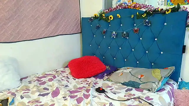 Milkdulce1 online show from April 7, 2026, 1:24 pm