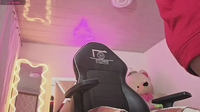 Laylafoxy tay online show from December 3, 2025, 3:40 am