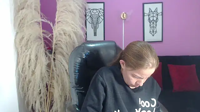 Milf karlye online show from September 10, 2025, 2:21 am