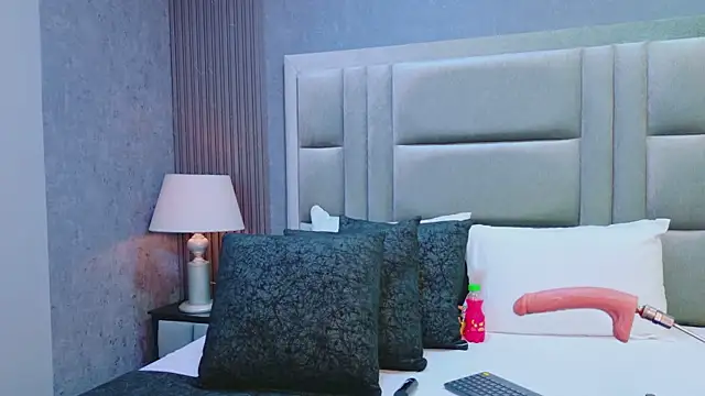 MonserratPeters online show from November 25, 2025, 7:36 pm