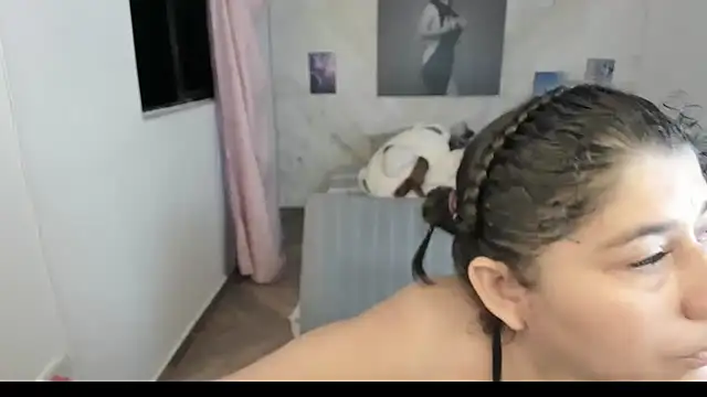 alinabozz1 online show from April 23, 2026, 3:02 am