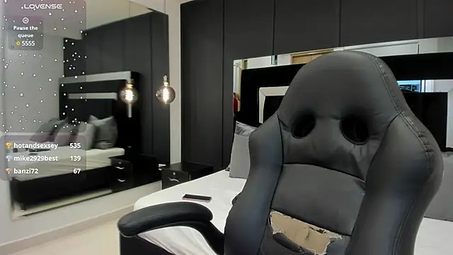 emilie xx  online show from March 18, 2025, 2:50 pm