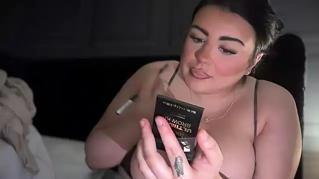 Snapshot of curvybabesx1 chatting on October 16, 2025, 1:19 pm curvybabesx1 online show from October 16, 2025, 1:19 pm