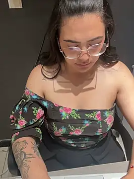 Emily Russo  online show from January 7, 2025, 5:31 pm