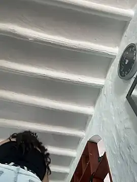 Emily Russo  online show from January 20, 2025, 4:01 pm