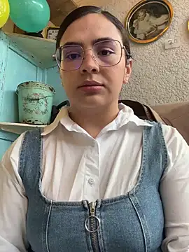 Emily Russo  online show from January 28, 2025, 10:34 pm