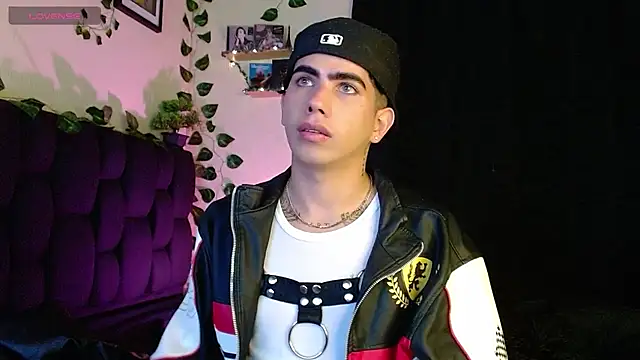 LyleBennett  online show from February 7, 2025, 2:04 pm