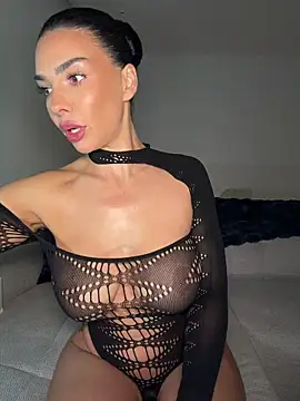 krissiswrld- online show from April 7, 2026, 6:32 pm