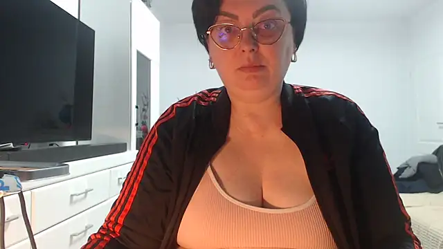 Amandamuller1982 online show from April 3, 2026, 8:15 pm