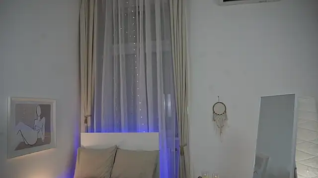 Snapshot of ZoeeZolton chatting on February 13, 2025, 9:17 pm ZoeeZolton online show from February 13, 2025, 9:17 pm