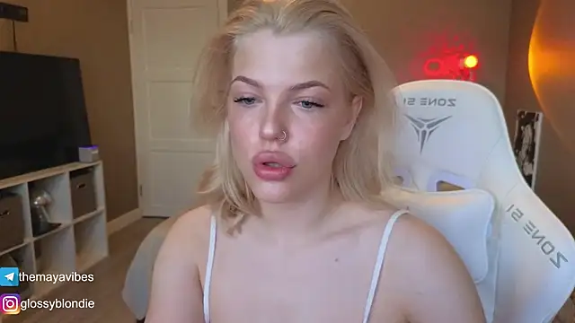 Maya Rave online show from April 10, 2026, 3:24 am