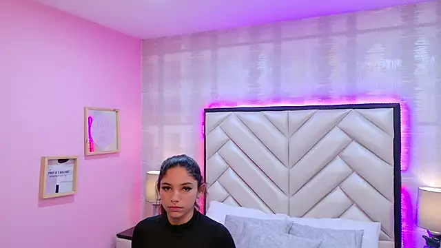 HazelMoret online show from September 19, 2025, 11:25 am