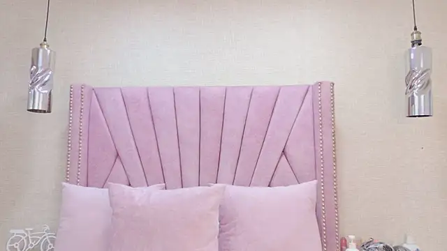 HazelMoret online show from September 23, 2025, 11:39 am