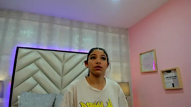 HazelMoret online show from September 16, 2025, 11:33 am