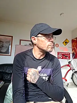 Snapshot of mileflav0r chatting on May 6, 2026, 7:34 am mileflav0r online show from May 6, 2026, 7:34 am